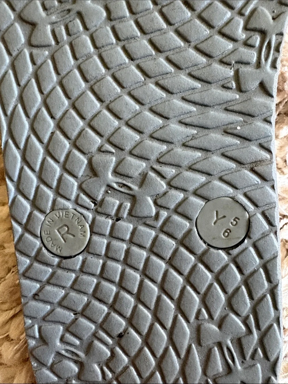 Under Armour flip flops sz Y 5/6